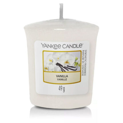 Weiße Yankee Candle Vanilla mit sichtbarem Docht und Etikett