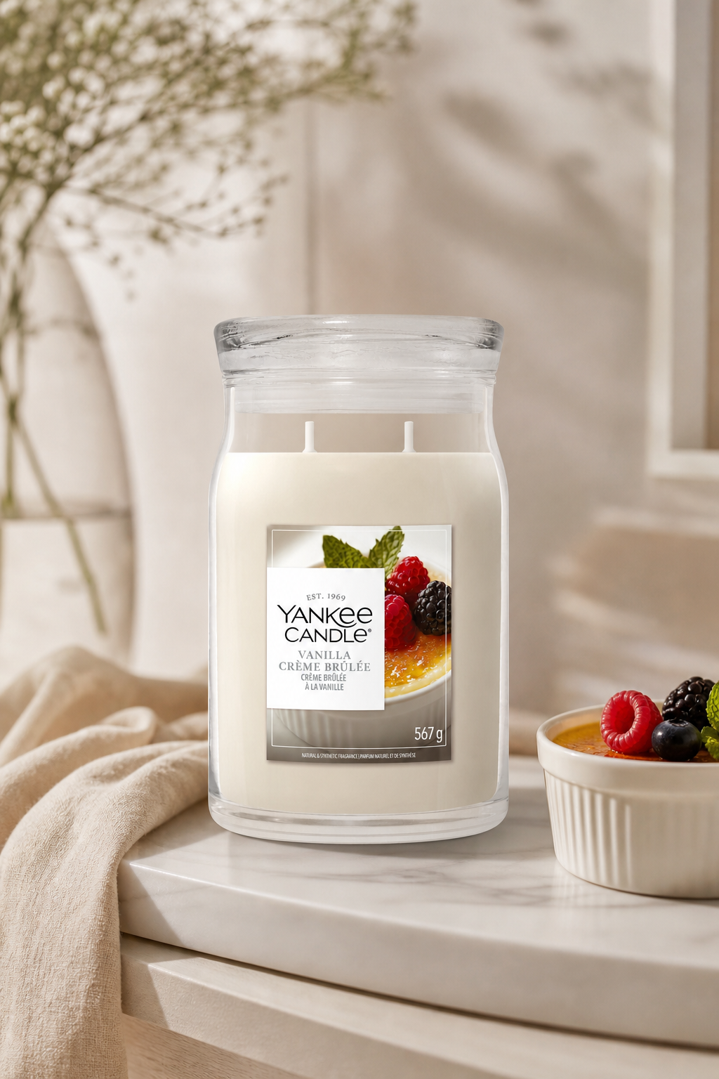 Yankee Candle Vanilla Crème Brûlée Kerze neben Dessertschale im Wohnambiente
