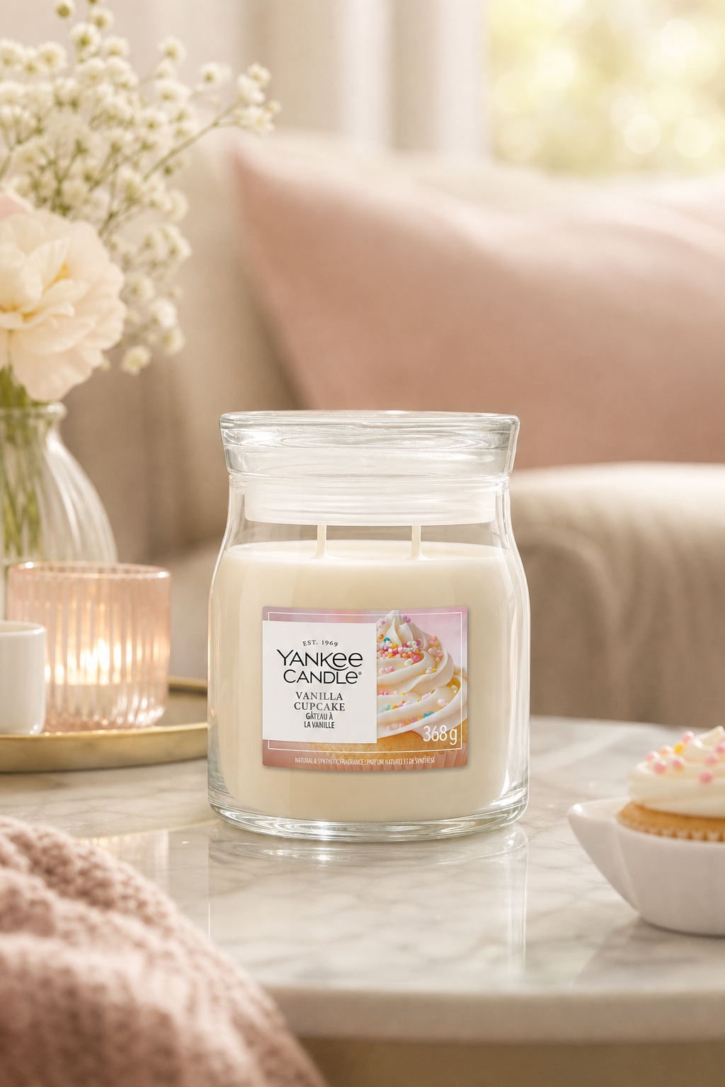Vanilla Cupcake Signature Medium Jar 368g in einer stimmungsvollen Anwendungsszene