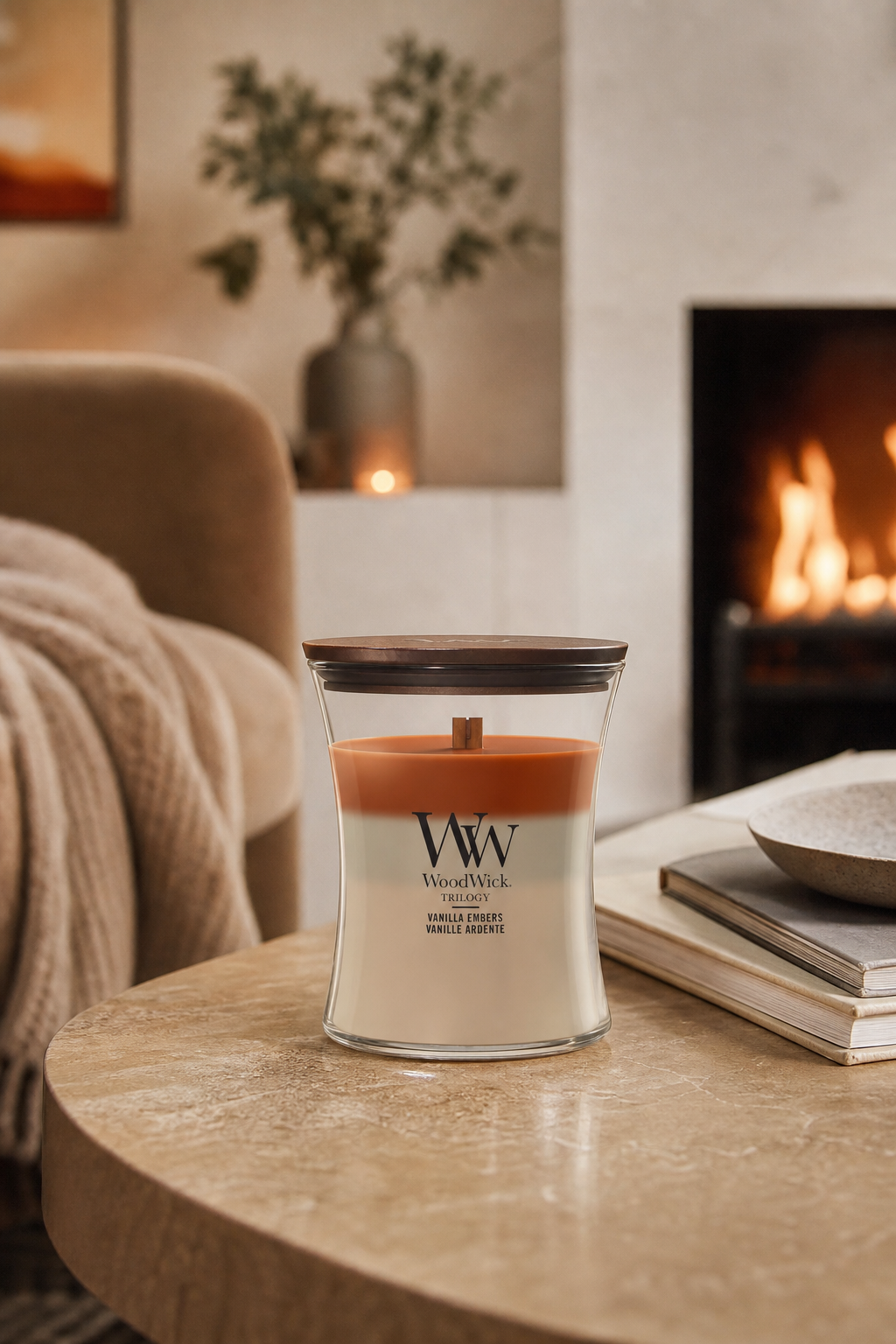 WoodWick Vanilla Embers Kerze auf Wohnzimmertisch neben Kamin