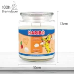 Haribo Duftkerze mit Angaben zu 100 Stunden Brenndauer, 13 Zentimetern Höhe und 10 Zentimetern Breite