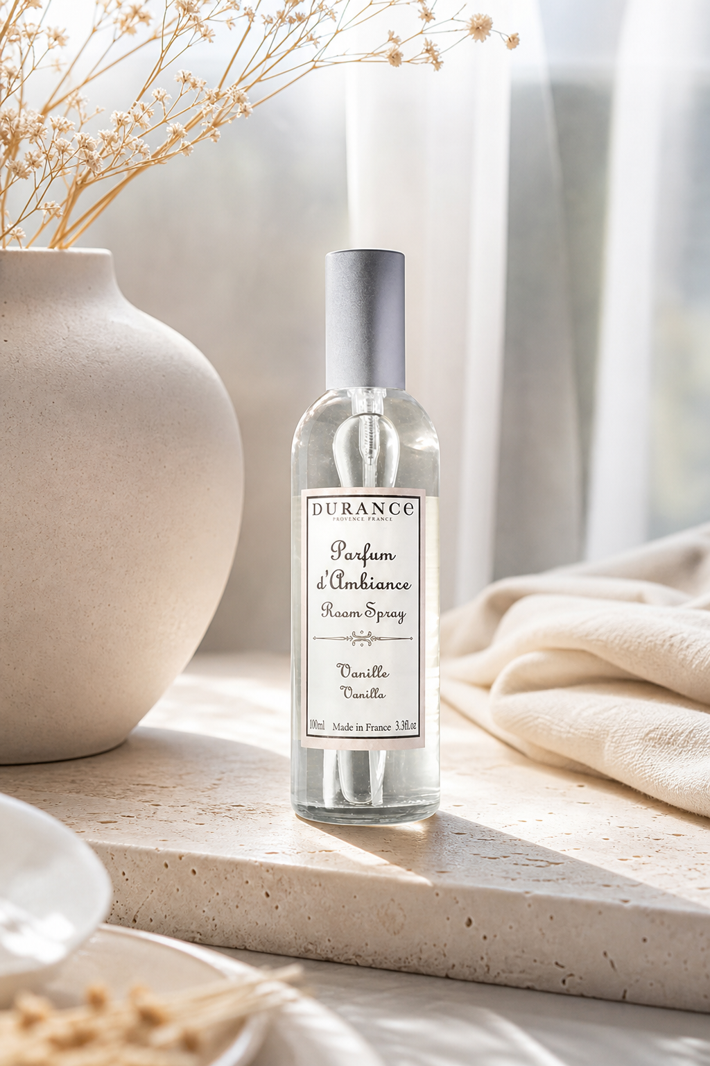 Vanille-Ylang Raumspray 100ml in einer stimmungsvollen Anwendungsszene