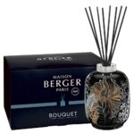 Schwarzer Maison Berger Diffuser mit Duftstäbchen neben Verpackung