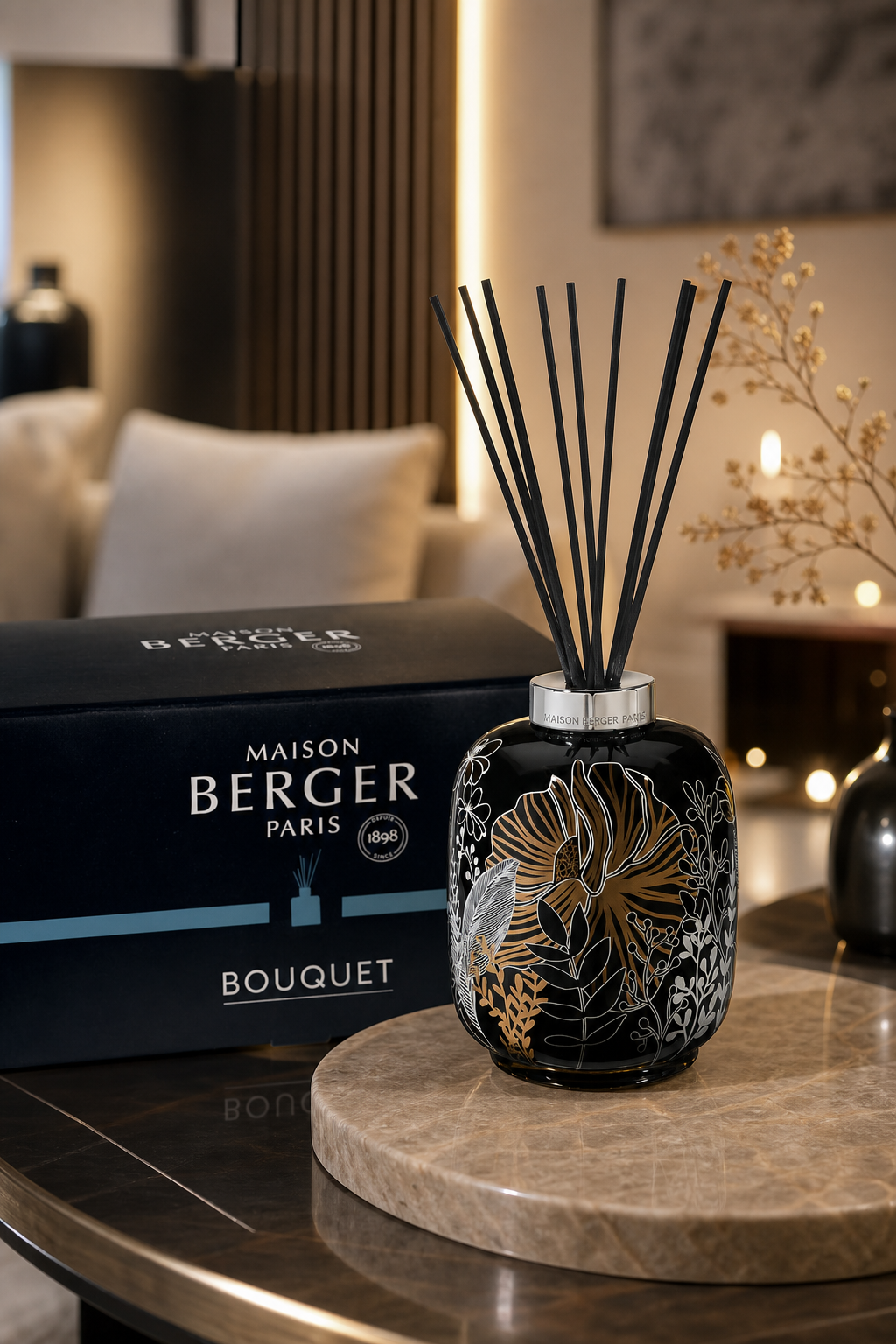 Schwarzer Diffuser mit Duftstäbchen und Verpackung auf einem Tisch