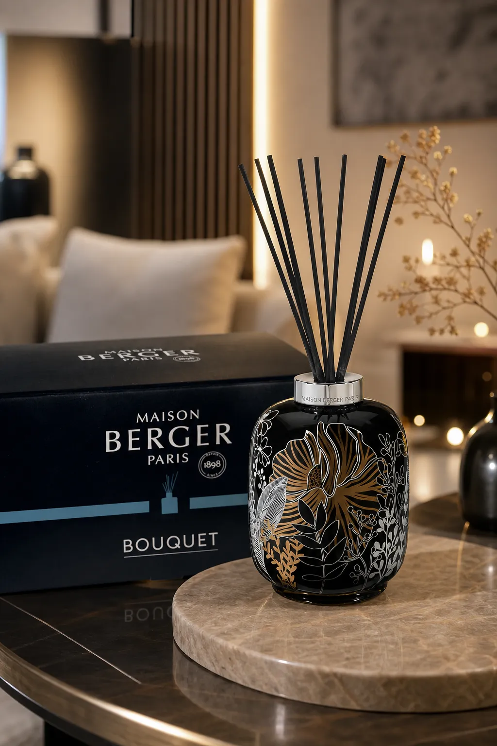 Diffuser im Wohnambiente Schwarzer Diffuser mit Duftstäbchen und Verpackung auf einem Tisch