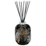 Schwarzer Diffuser mit floralem Muster und Duftstäbchen