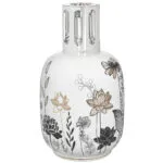 Weiße Duftlampe mit floraler Dekoration und silberfarbener Schutzkappe