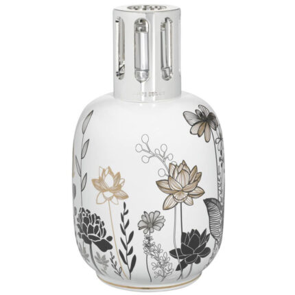 Weiße Duftlampe mit floraler Dekoration und silberfarbener Schutzkappe