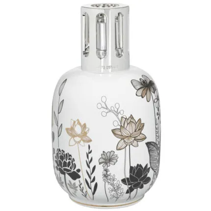 Weiße Duftlampe mit floraler Dekoration und silberfarbener Schutzkappe