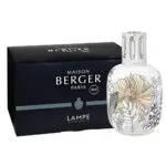 Floral dekorierte weiße Duftlampe neben schwarzer Verpackung von Maison Berger Paris