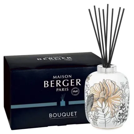 Weißer Raumduft-Diffuser mit schwarzen Duftstäbchen neben Maison-Berger-Verpackung