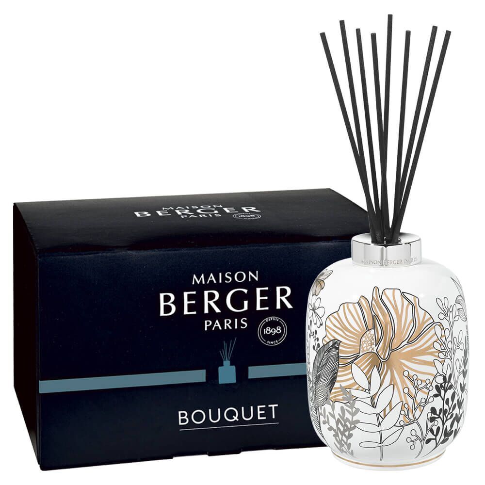 Diffuser mit Verpackung Weißer Raumduft-Diffuser mit schwarzen Duftstäbchen neben Maison-Berger-Verpackung