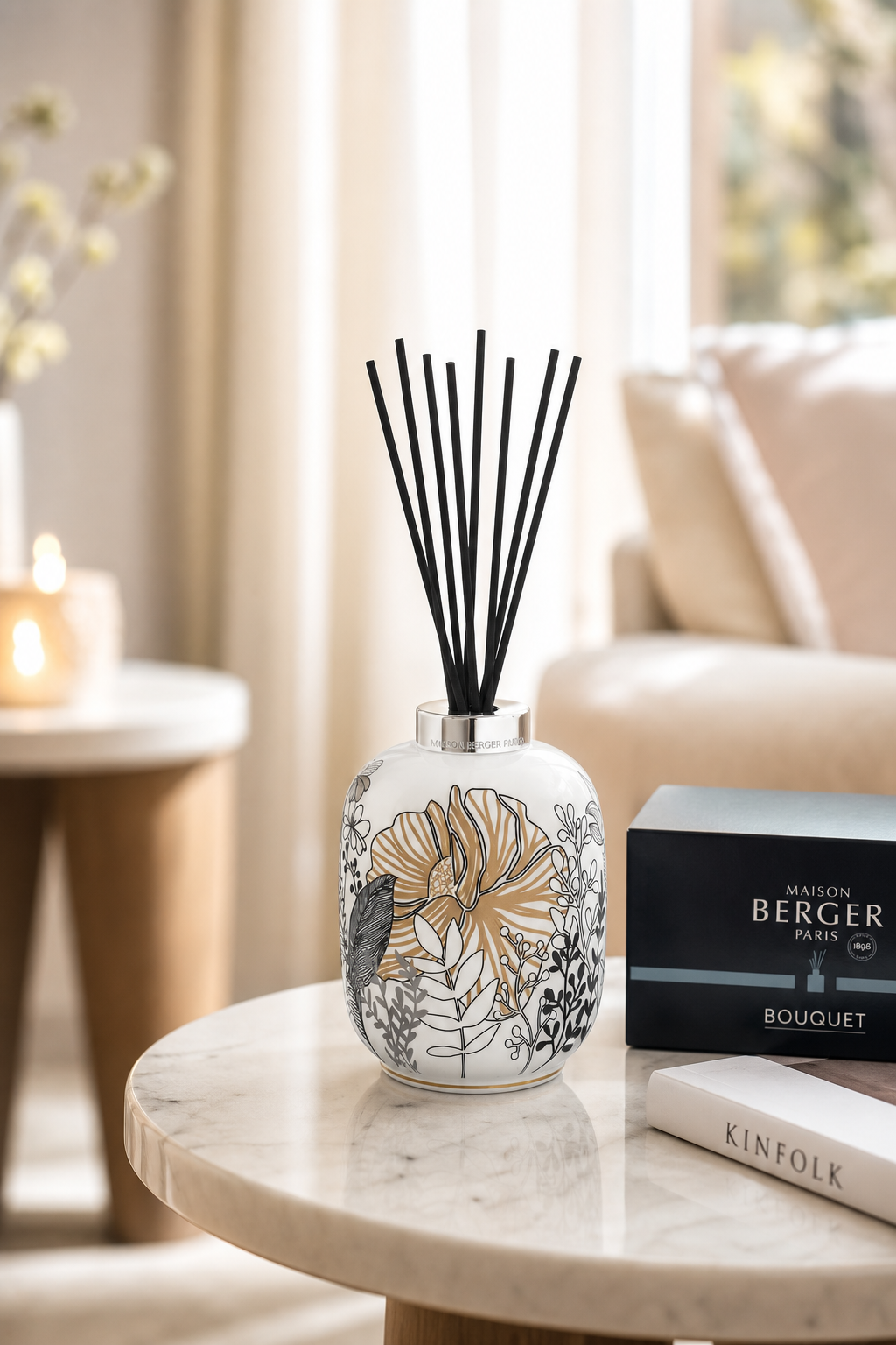 Weißer Diffuser mit Duftstäbchen auf einem Wohnzimmertisch neben der Verpackung