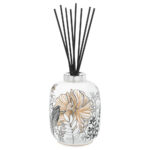 Weißer Raumduft-Diffuser mit floralem Muster und schwarzen Duftstäbchen