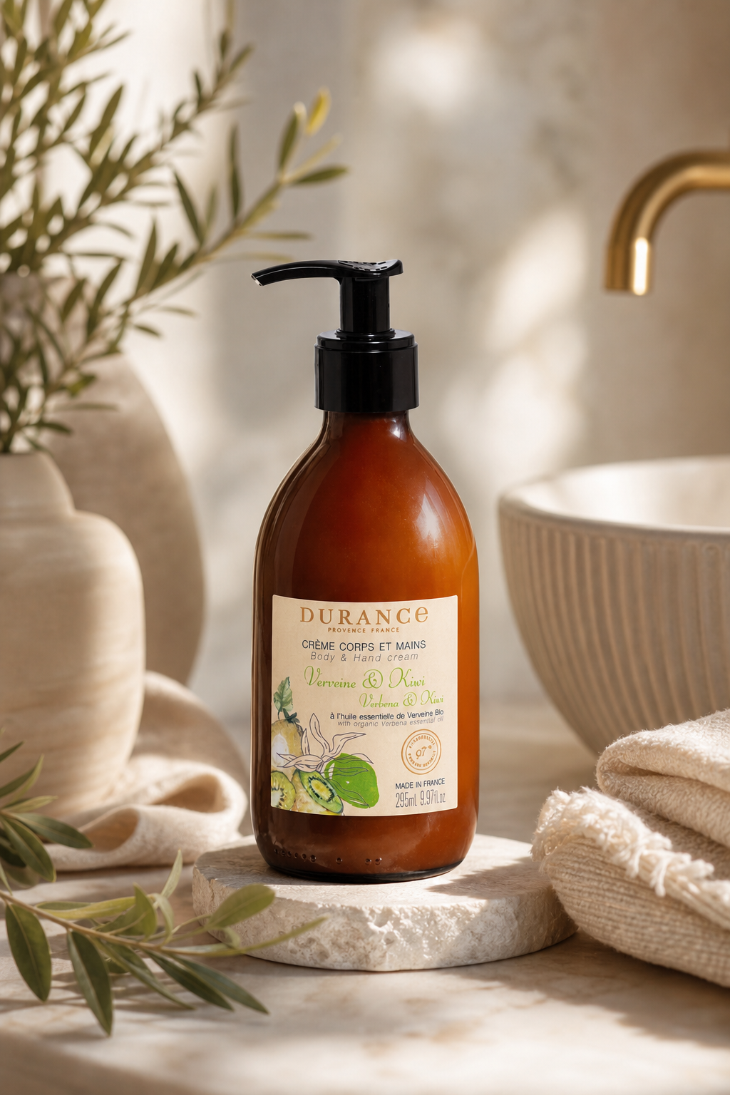 Verbene & Kiwi Körper- und Handcreme 295ml – Stimmungsbild Verbene & Kiwi Körper- und Handcreme 295ml in einer stimmungsvollen Anwendungsszene