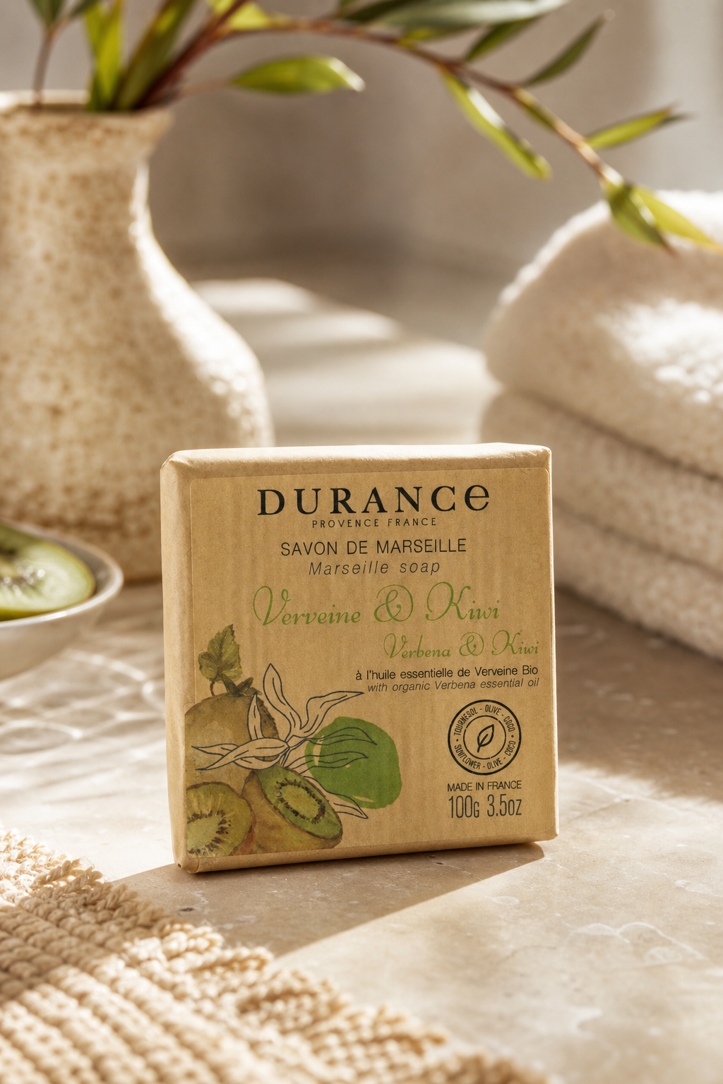 Verbene & Kiwi Marseiller Seife 100g – Stimmungsbild Verbene & Kiwi Marseiller Seife 100g in einer stimmungsvollen Anwendungsszene