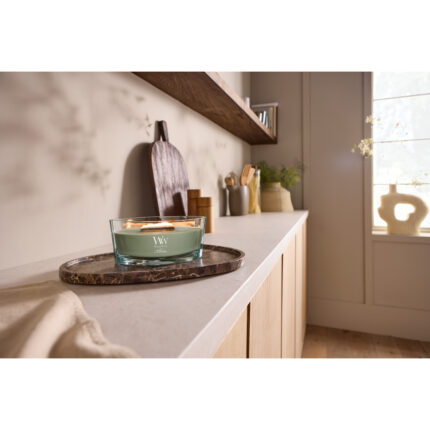 Brennende WoodWick Verdant Fig Kerze mit Holzdeckel im Wohnbereich