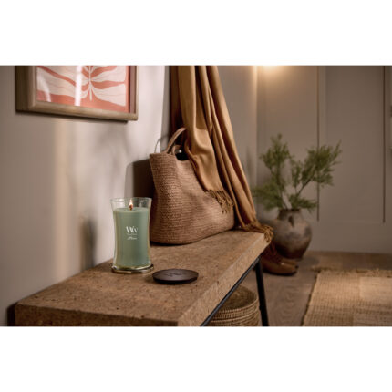 WoodWick Verdant Fig Kerze mit Deckel auf einem Tisch im Wohnraum
