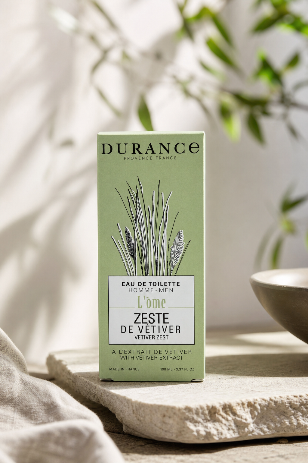 Vetiver Schale Homme Eau de Toilette 100ml in einer stimmungsvollen Anwendungsszene