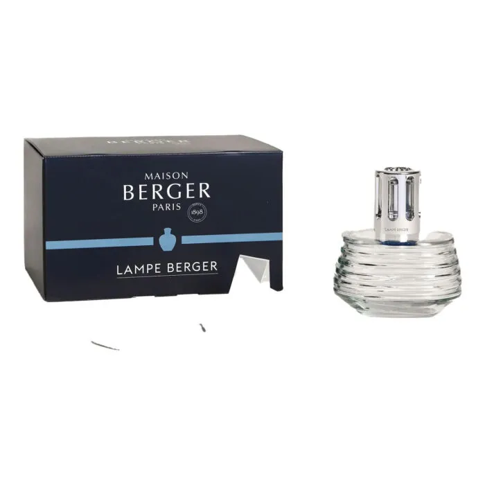Klare Lampe Berger steht auf einem Tisch in einer hellen Wohnumgebung