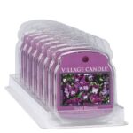 Mehrere Village Candle Violet Blossom Duftprodukte in transparenter Verpackung