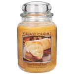 Village Candle Glas mit Etikett Warm Buttered Bread und Brotmotiv