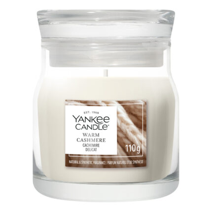 Yankee Candle Warm Cashmere Duftkerze im Glas vor weißem Hintergrund