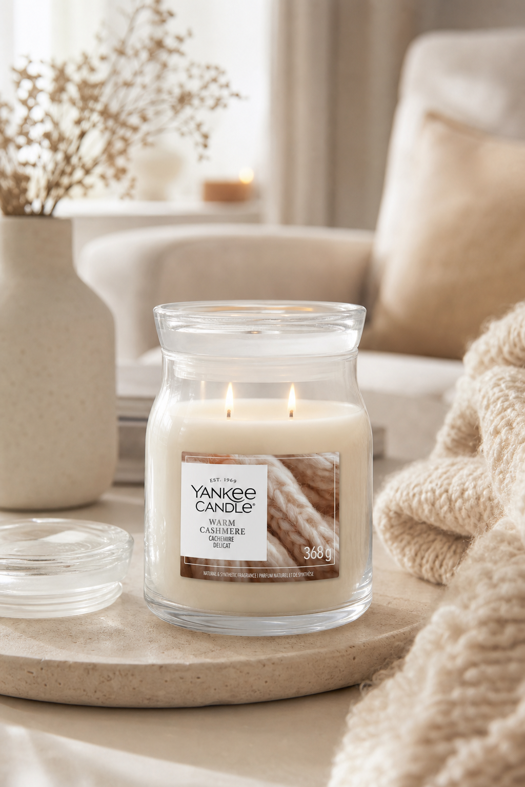 Warm Cashmere Signature Medium Jar 368g 2-Docht in einer stimmungsvollen Anwendungsszene