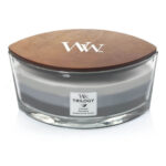 WoodWick Trilogy Kerze im Glas mit Holzdeckel und sichtbarem Etikett