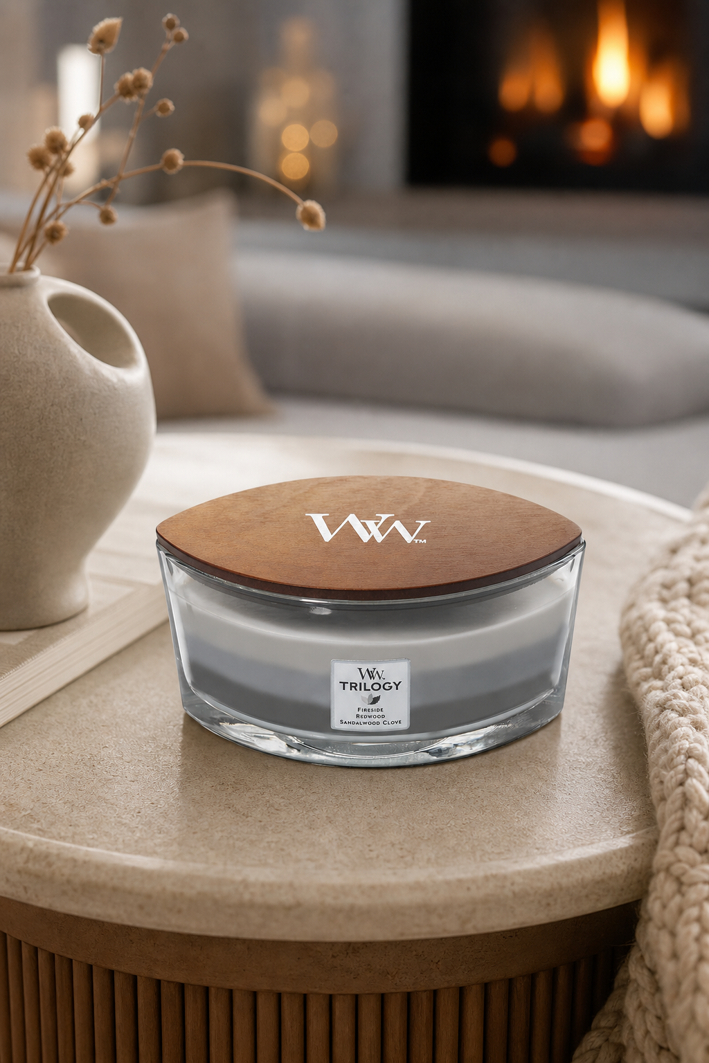 WoodWick Trilogy Kerze mit Holzdeckel auf einem Wohnzimmertisch