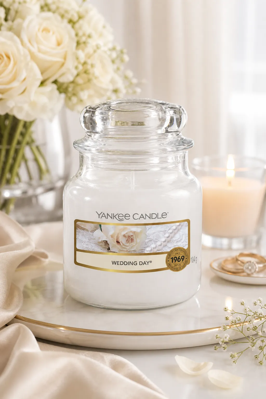 Yankee Candle Wedding Day Kerze auf Tisch neben Blumen und brennender Kerze