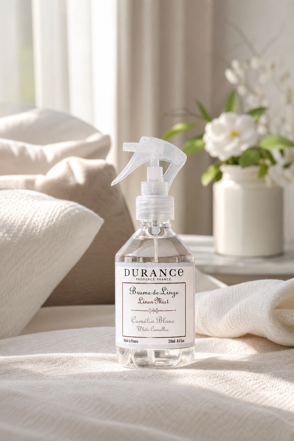 Weiße Kamelie Parfum für Heimtextilien 250ml in einer stimmungsvollen Anwendungsszene