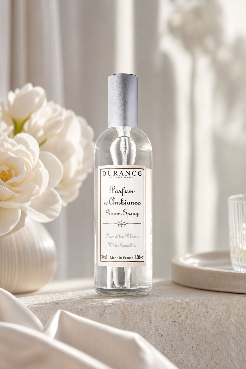 Weisse Kamelie Raumspray 100ml in einer stimmungsvollen Anwendungsszene