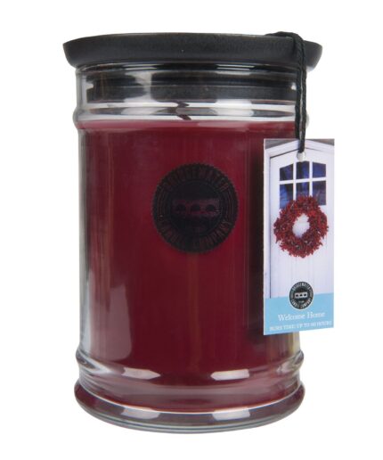 Rote Kerze im Glas mit schwarzem Deckel und Welcome-Home-Anhängeetikett