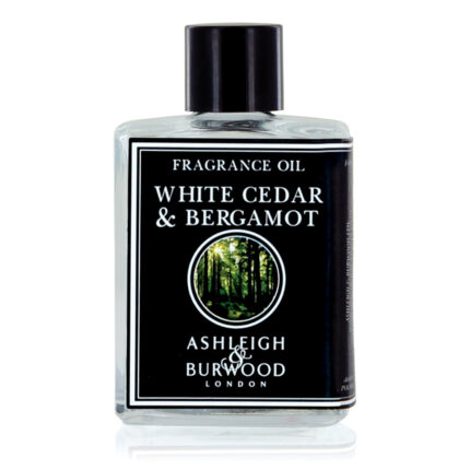 Nahaufnahme einer Flasche mit White Cedar & Bergamot Fragrance Oil