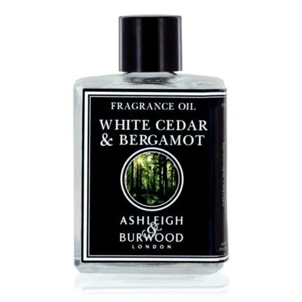 Nahaufnahme einer Flasche mit White Cedar & Bergamot Fragrance Oil