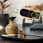 Hand gießt White Cedar & Bergamot Lamp Fragrance in eine Duftlampe