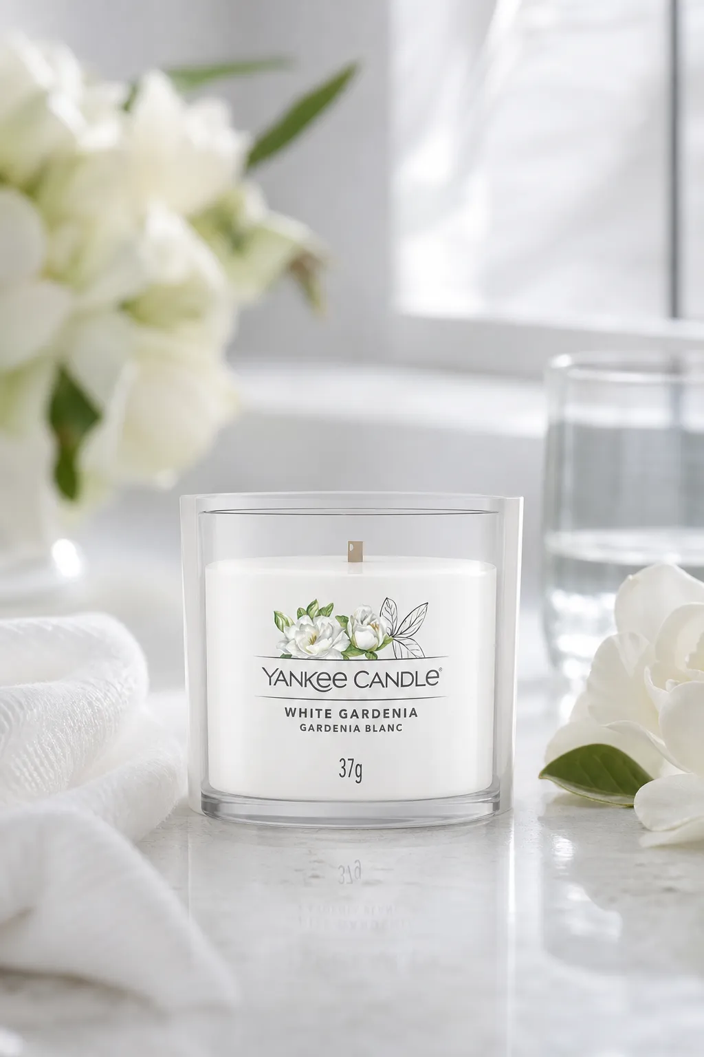 White Gardenia Kerze im Glas Yankee Candle White Gardenia Kerze im Glas auf heller Oberfläche mit weißen Blumen