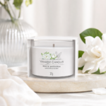 Yankee Candle White Gardenia Kerze in Verpackung neben weißen Blumen