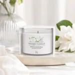 Yankee Candle White Gardenia Kerze in Verpackung neben weißen Blumen