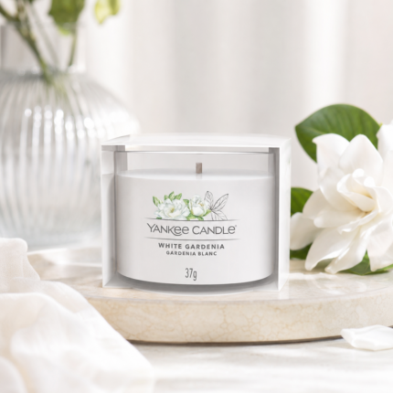 Yankee Candle White Gardenia Kerze in Verpackung neben weißen Blumen