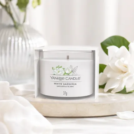 Yankee Candle White Gardenia Kerze in Verpackung neben weißen Blumen