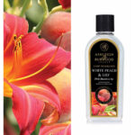 Flasche Ashleigh & Burwood White Peach & Lily Lamp Fragrance neben Blütenmotiv