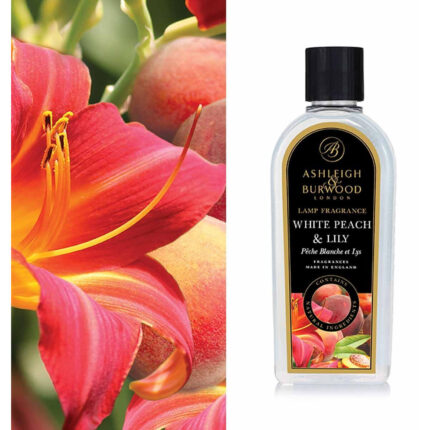 Flasche Ashleigh & Burwood White Peach & Lily Lamp Fragrance neben Blütenmotiv
