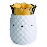 Rückseite der weißen Ananas-Duftlampe mit drei dunklen Öffnungen
