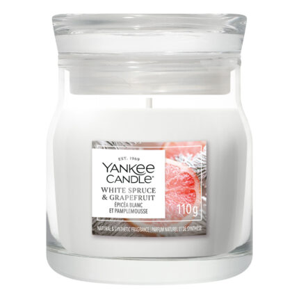 Yankee Candle Duftkerze White Spruce & Grapefruit im Glas auf weißem Hintergrund