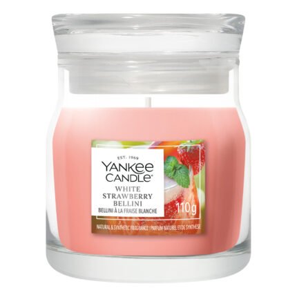 Yankee Candle White Strawberry Bellini Kerze im Glas vor weißem Hintergrund