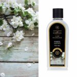 Nahaufnahme der White Velvet Lamp Fragrance Flasche mit Etikett