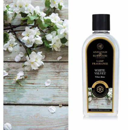 Flasche White Velvet Lamp Fragrance mit weißen Blüten im Hintergrund