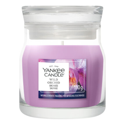 Yankee Candle Wild Orchid Duftkerze mit violettem Wachs vor weißem Hintergrund